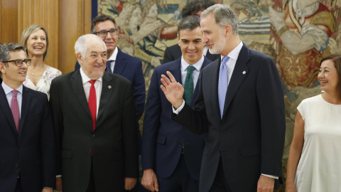 El rey Felipe VI; el presidente del Gobierno, Pedro Sánchez (c); el presidente del Tribunal Constitucional Cándido Conde-Pumpido (2i); el ministro de la Presidencia, Justicia y Relaciones con las Cortes del Gobierno, Félix Bolaños (i), la presidenta d