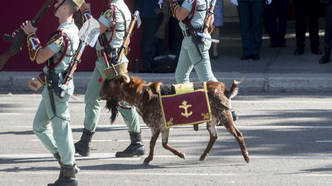 La Legión y su cabra 'Pacoli' durante el desfile del 12 de octubre 'Día de la Fiesta Nacional'