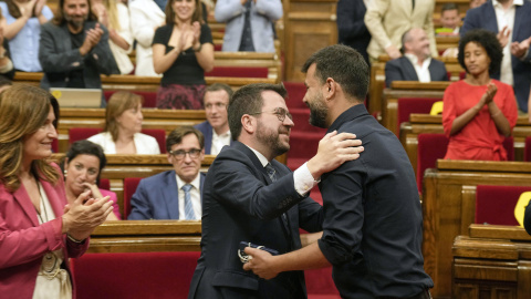 El presidente de la Generalitat en funciones, Pere Aragonès, saluda al diputado Ruben Wagensberg (d), que vuelve al Parlament después de regresar a España tras el archivo del caso Tsunami.