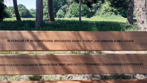 Homenaje en el banco del parque londinense, en el que dice: "En honor a los brigadistas internacionales Danny, Tommy, Joe Gibbons y Milt Cohen, quienes lucharon contra el fascismo en la Guerra Civil española" - Conxa Rodríguez