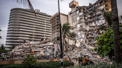 Fotografía general de los escombros del edificio de condominios de 12 pisos parcialmente derrumbado en Surfside, Florida (EE.UU.).