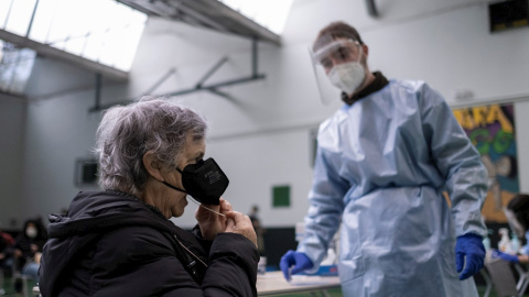 Personal sanitario realiza este viernes test de antígenos en saliva en la Casa da Xuventude, en Orense.