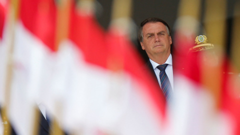 El presidente de Brasil, Jair Bolsonaro, observa durante la ceremonia de cambio de guardia presidencial, en el Palacio Planalto en Brasilia, Brasil, 16 de diciembre de 2021.