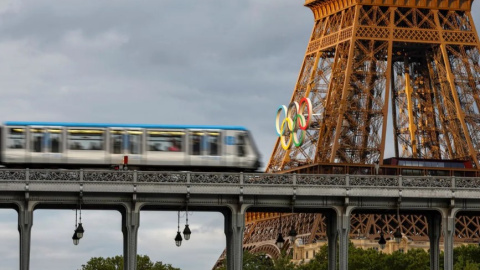 El metro de París, con la Torre Eiffel y los aros olímpicos al fondo.