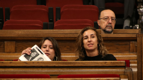 Les diputades de la CUP Laia Estrada i Laure Fernández Vega, al Parlament