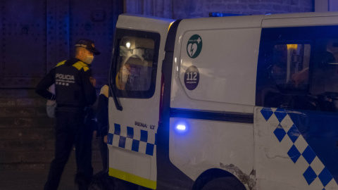 Agentes de la Guardia Urbana de Barcelona, frente a jóvenes en ambiente festivo, a 22 de mayo de 2021, en Barcelona, Catalunya (España).