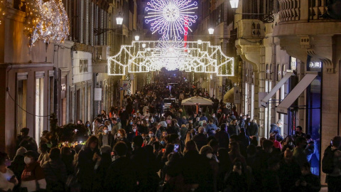 Ciudadanos pasean por el centro de Roma.