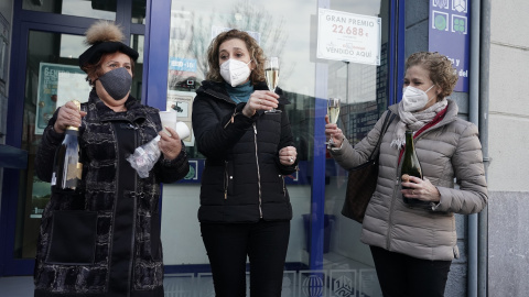 30/12/2021-Trabajadoras de la administración de loterías núimero 29 de Bilbao celebran haber vendido parte del gordo de la Lotería del Niño, en Bilbao, País Vasco (España), a 6 de enero de 2021.