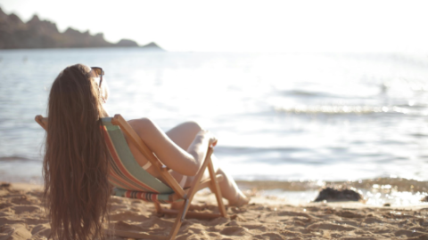 Tomando el sol en la playa.