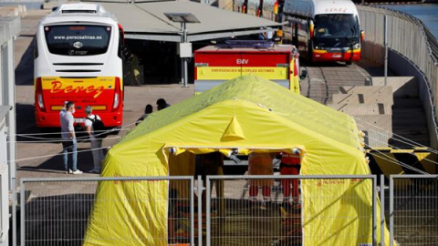 Vista general del dispositivo de control epidemiológico para el control de los 118 estudiantes que han llegado este jueves en ferry al puerto de València.