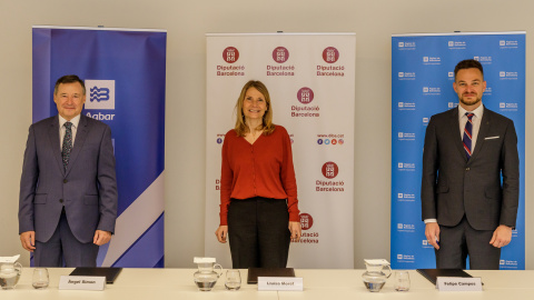 Àngel Simon, Lluïsa Moret i Felipe Campos en el moment de la signatura del conveni.