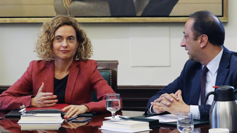 La presidenta de la Cámara, Meritxell Batet (c), junto al vicepresidente segundo de la Mesa del Congreso, Alfonso Rodríguez Gómez de Celis (d),