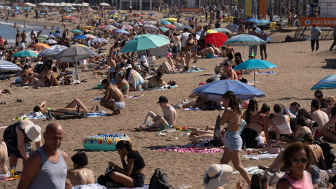 Varias personas en la playa, a 17 de julio de 2024, en Barcelona, Catalunya