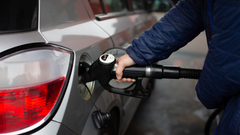 11/03/2022-Un hombre reposta gasolina en una gasolinera, a 11 de marzo, en Barcelona, Cataluña