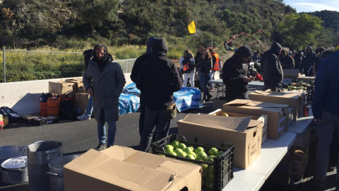 Aliments traslladats a l'autopista pels manifestants que participen en el tall de l'autopista, al punt fronterer d'El Portús