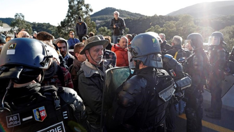 Moment de tensió a l'autopista entre manifestants i gendarmes. EFE