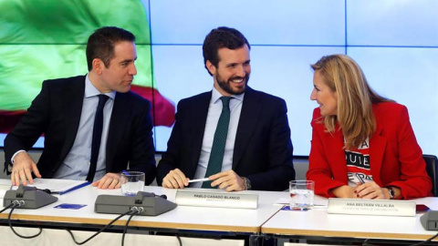 El presidente del Partido Popular, Pablo Casado,c; el secretario general de la formación, Teodoro García Egea,iz.,y lña vicesecretaria de Organización, Ana Beltrán,d., . durante la reunión de Comité Ejecutivo Nacional del PP, celebrado hoy en la se