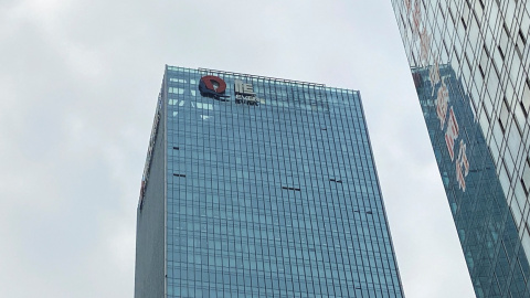 El logo de China Evergrande Group aparece parcialmente retirado de la que era su sede en Shenzhen, provincia de Guangdong, de la que ha tenido que desprenderse por sus elevadas deudas. REUTERS/David Kirton