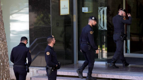 Agentes de la Guardia Civil acceden a la sede del Consell Catalá de l'Esport. (EFE)