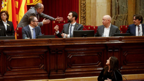 La diputada de la CUP al Parlament, Maria Sirvent, intervé aquest dimarts al ple, mentre el president de la cambra, Roger Torrent, discuteix amb el lletrat major, Joan Ridao. EFE / Quique García