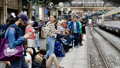 26 de julio de 2024. Personas esperando en la estación parisina de Gare du Nord tras el ataque masivo a los trenes de alta velocidad franceses, a 26 de julio de 2024.