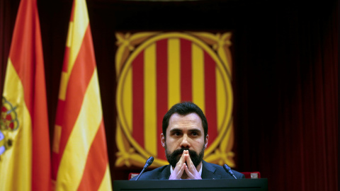 El presidente del Parlament de Catalunya, Roger Torrent, preside la sesión plenaria de la cámara catalana que este martes vota una moción de la CUP sobre la autodeterminación./ Quique García (EFE)