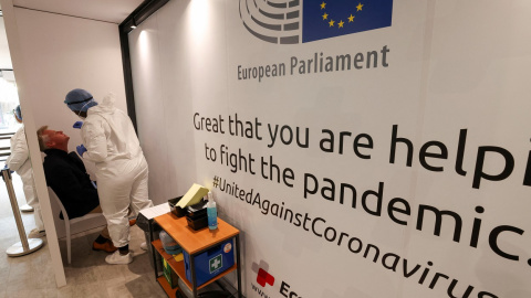 Un sanitario realiza una prueba del covid-19 en el Parlamento Europeo en Bruselas. REUTERS/Yves Herman