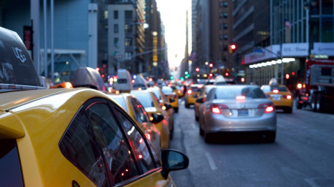 Coches parados en la ciudad.