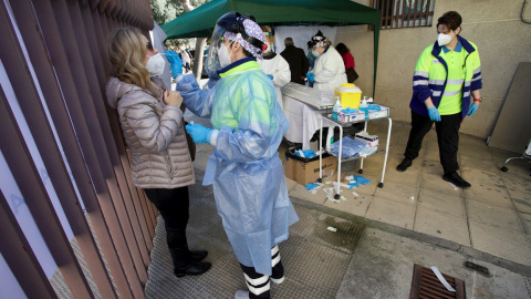 Sanitarios realizan pruebas de antígenos en el centro de salud de San Andrés de Murcia.