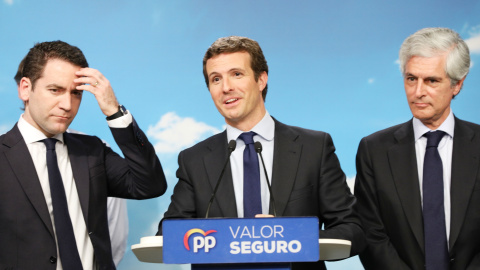 El secretario general del PP, Teododo García Egea; el presidente del PP, Pablo Casado; y el candidato del Partido Popular al Congreso de los Diputados por Madrid, Adolfo Suárez Illana, dando declaraciones tras el resultado. Jesús Hellín / Europa Press