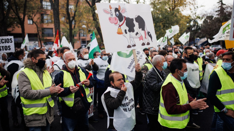 12/01/22. Ganaderos del sector lácteo protestan con la exigencia de precios que cubran los costes de producción de la leche, en Madrid, a 25 de noviembre de 2021.