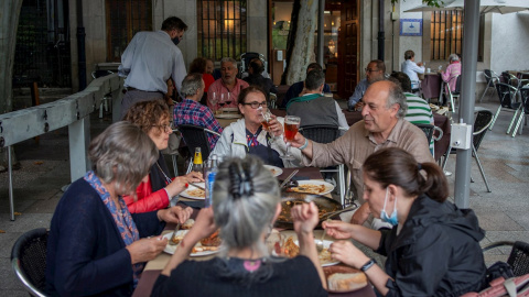 Personas comen en la terraza de un restaurante de Orense, este miércoles.