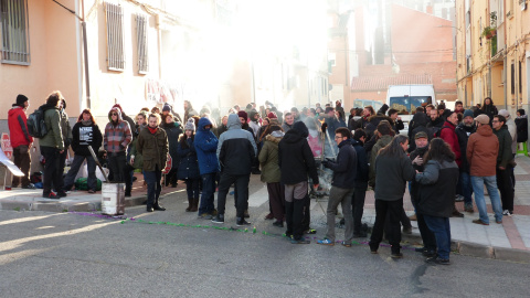 12/11/2019.- Decenas de personas concentradas para evitar el desahucio de la vivienda de Diego Catriel, en Guadalajara./ María Duarte