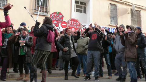 12/11/2019.- Personas de la PAH celebran haber parado el desahucio de Diego Catriel, en Guadalajara. / María Duarte