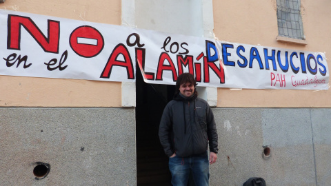 12/11/2019.- Diego Catriel Herchhoren frete al edificio de su vivienda, tras la suspensión de su desahucio en Guadalajara./ María Duarte