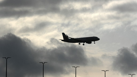 Un avión en proceso de aterrizaje en el Aeropuerto Internacional Franz-Josef-Strauss de Múnich.