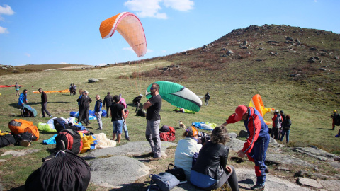 Aficionados al vuelo libre (parapente y ala delta) en la Serra de Larouco.