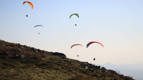 Aficionados al vuelo libre (parapente y ala delta) en la Serra de Larouco