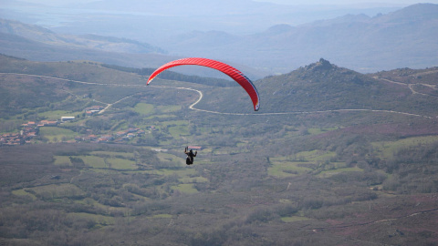 Aficionados al vuelo libre (parapente y ala delta) en la Serra de Larouco.