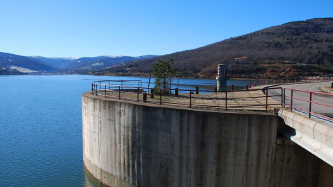 El embalse de Los Fayos recibe aguas con una elevada carga contaminante por la intensa presión de la industria, la ganadería y la agricultura sobre el río Queiles y los arroyos que desembocan en él.