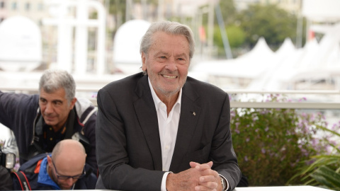 el actor francés Alain Delon atiende un photocall después de ganar la Palma de Oro Honorífica durante la 72ª edición del Festival Internacional de Cine de Cannes en el Palais des Festivals