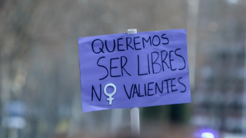 Una pancarta en una manifestación por el 8M, Día Internacional de la Mujer, desde la plaza de Atocha hasta la de Colón, a 8 de marzo de 2022, en Madrid.