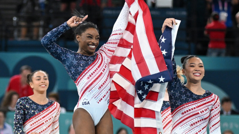 Simone Biles de EE. UU. (2ª desde la izquierda) y sus compañeras celebran después de que el equipo de EE. UU. ganara la final de gimnasia artística por equipos femeninos durante los Juegos Olímpicos de París 2024 en el Bercy Arena, a 30 de julio de 