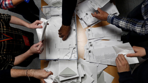 Recuento de votos en un colegio electoral. (EFE)