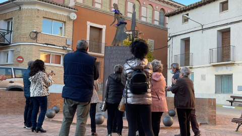 : Escultura de ´las canalistas` en la plaza del pueblo que lleva el mismo nombre en Lanaja.