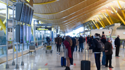 01/04/2022. Varias personas en el aeropuerto de Adolfo Suárez, a 23/12/2021..