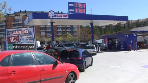 Largas colas y caos en las gasolineras el primer día de rebaja de los combustibles