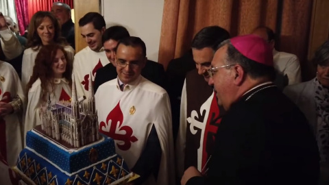 Miembros de la asociación Heraldos del Evangelio muestran al obispo de Getafe, Ginés García Beltrán, una tarta con una maqueta de la iglesia que proyectan construir en su 'macroproyecto' religioso en la localidad madrileña de Sevilla la Nueva. — Yo