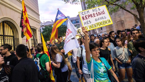 Decenas de personas se concentran en Sabadell para protestar por la detención de nueve personas vinculadas a los Comités de Defensa de la República (CDR). /EFE