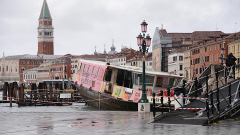 Destrozos causados por el fenómeno del "agua alta" en Venecia. EFE